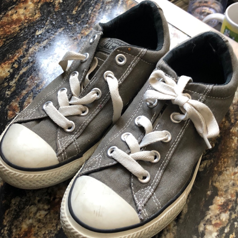 Tennis shoes
